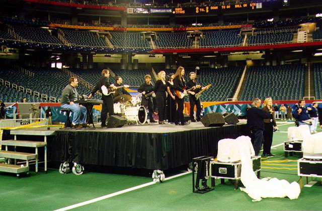Travis Tritt rolling stage production